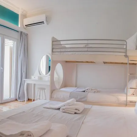 Apartment Victorian Elegance, Athens' Hidden Gem, 6br , 30sec To Metro , Ac , Netflix *